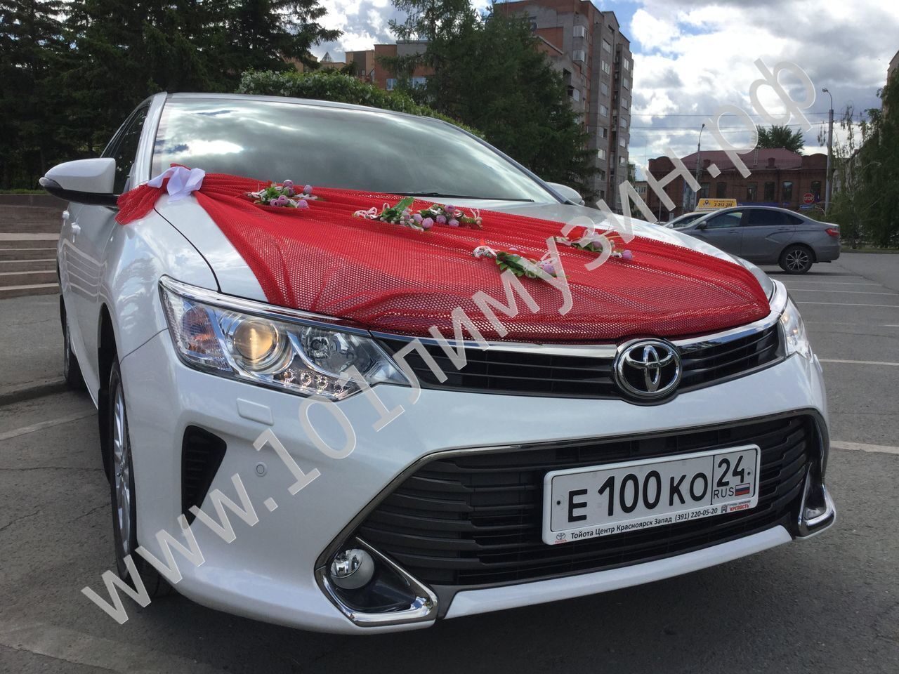 Тойота Камри (Toyota Camry XV55) белого цвета.